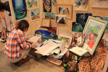 原画をそのまま展示して、ご自由に手に取ってご覧いただきました所、とてもリアルに絵を観て感じる事ができたというご意見が多く、お客様にはとても楽しんでいただくことができました。